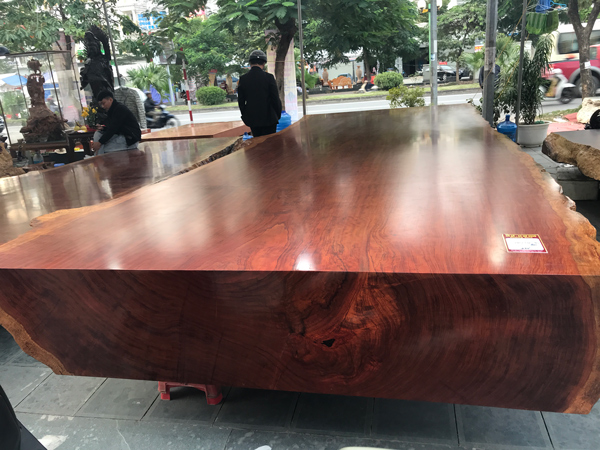 Sập gỗ có kích thước lớn, được "xẻ" từ cây gỗ cẩm lai hàng trăm năm tuổi.