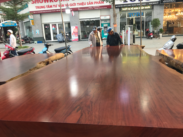 Chiếc sập gỗ cẩm lai giá 3 tỷ thu hút nhiều khách tham gia triển lãm