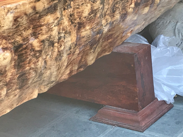 Sập được chủ nhân của nó thiết kế 2 chân gỗ phía dưới.
