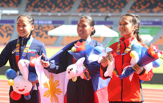 Cô gái bé nhỏ ngất xỉu tại vạch đích để quyết đoạt huy chương Sea Games - 2