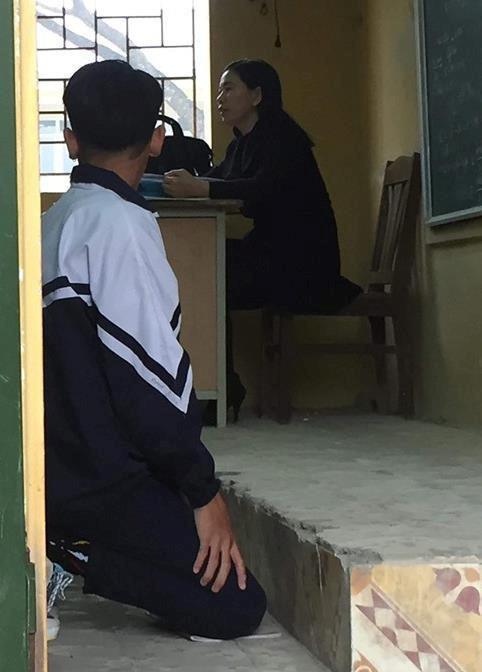 Học sinh bị giáo viên kỷ luật theo hình thức quỳ gối.