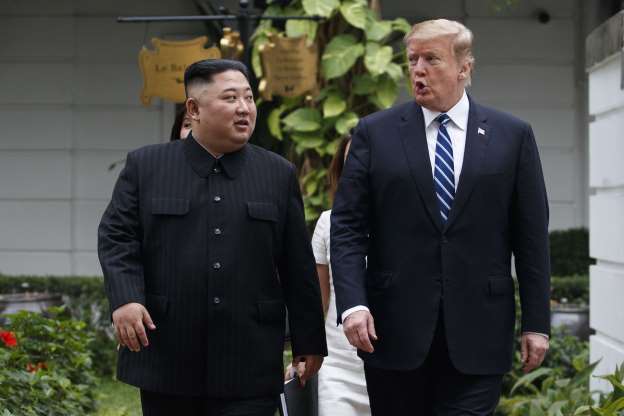 Tổng thống Mỹ Donald Trump và nhà lãnh đạo Triều Tiên Kim Jong Un trong cuộc gặp thượng đỉnh tại Hà Nội đầu năm nay (Ảnh: AP)