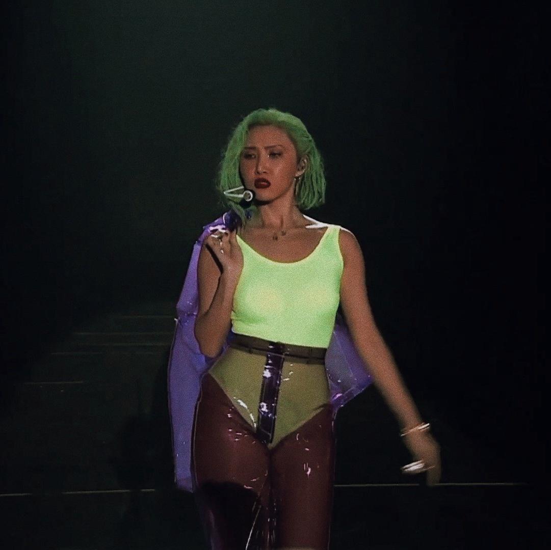 Mới đây nhất, Hwasa lại diện quần áo nhựa lên sân khấu của MAMA.