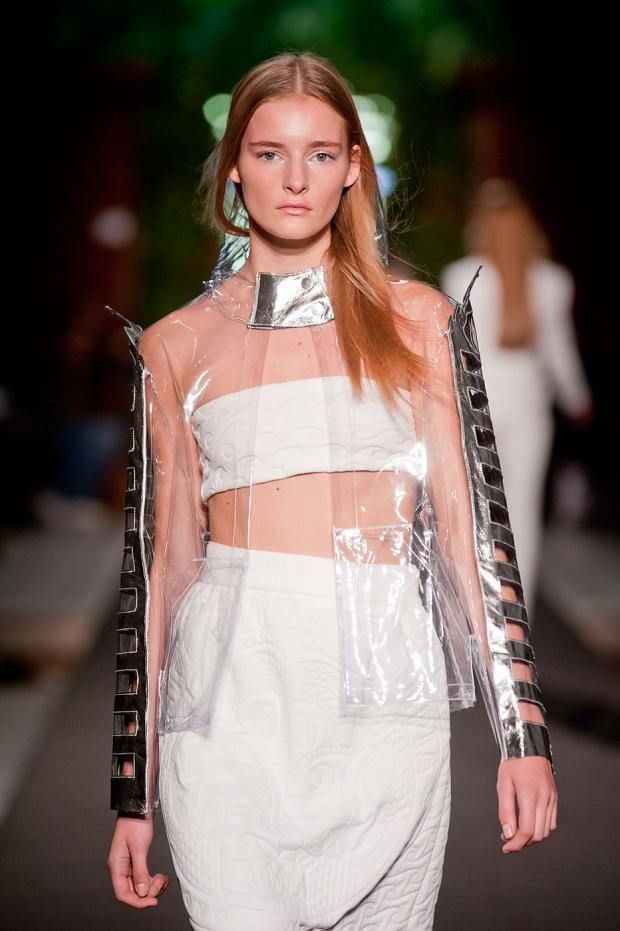 Các thiết kế nhựa đã được hiện thực trên sàn catwalk.