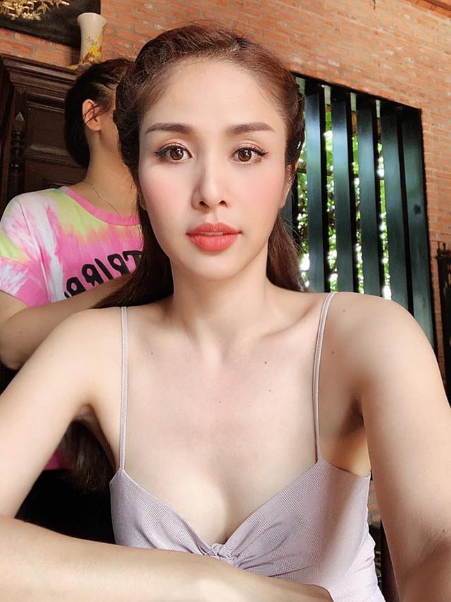 Sau khi ly hôn với tiền đạo Phan Thanh Bình, Thảo Trang vẫn tiếp tục theo đuổi nghề diễn. So với thời điểm đóng &#34;Tiếng sét trong mưa&#34; cách đây 2 năm, bà mẹ một con ở thời điểm hiện tại sút 10 kg vì kinh doanh thua lỗ. Tuy nhiên, nhan sắc của Thảo Trang vẫn được đánh giá cao đặc biệt là gu ăn mặc gợi cảm, trẻ trung.