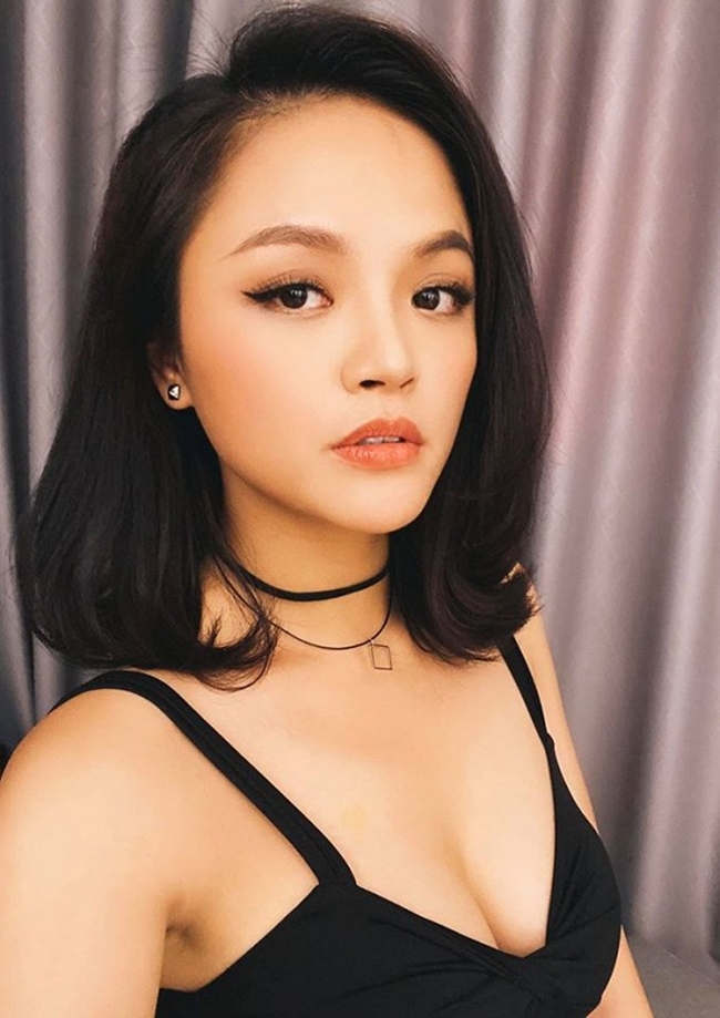 Nữ diễn viên chia sẻ, dù đã tập luyện với nhau rất kỹ nhưng cô vẫn bị đập người vào tường vài lần và tím bầm hết cả vai. Trong khi đó, Trọng Hùng lại thở hổn hển vì mệt sau khi kết thúc cảnh quay.