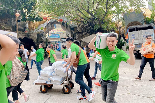 Tất cả thành viên vui vẻ vận chuyển những món quà đến với những mảnh đời bất hạnh