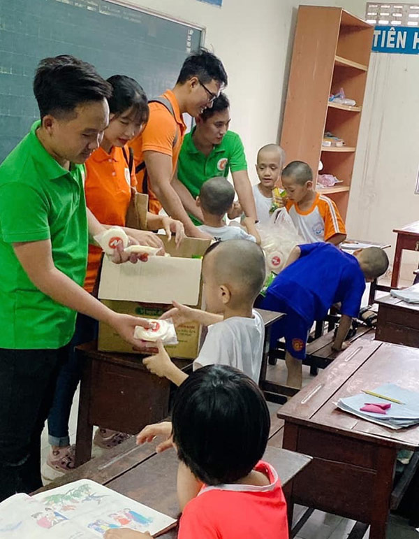 Những khoảnh khắc ý nghĩa của đoàn thiện nguyện cùng các em nhỏ tại chùa.