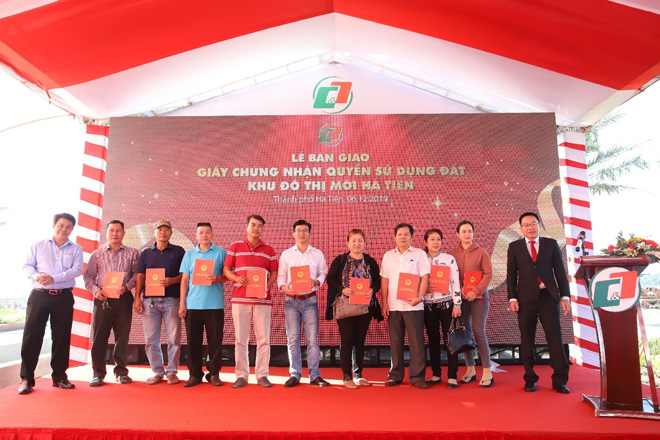 Lãnh đạo công ty C&amp;T bàn giao giấy CNQSDĐ cho khách hàng tại KĐT mới Hà Tiên