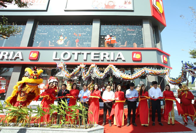 Lãnh đạo TP Hà Tiên, lãnh đạo công ty C&amp;T và lãnh đạo tập đoàn Lotteria thực hiện nghi thức cắt băng khai trương hệ thống Lotteria và khu dịch vụ tiện ích