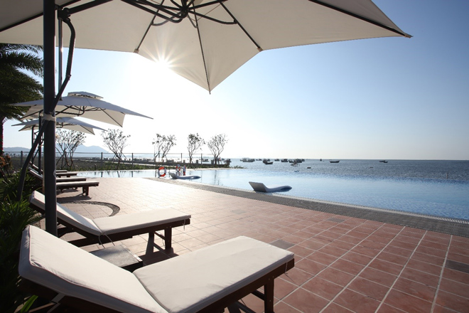 Một góc hồ bơi vô cực vừa chính thức đi vào vận hành