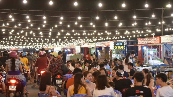 Siêu chợ đêm luôn tấp nập du khách