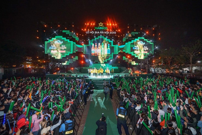 Du khách tham dự Lễ hội Bia Hà Nội 2019 “cháy” hết mình cùng đội tuyển U22 Việt Nam - 1
