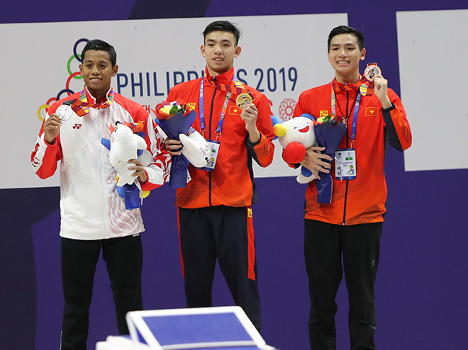 Huy Hoàng (giữa) giành 2 HCV SEA Games