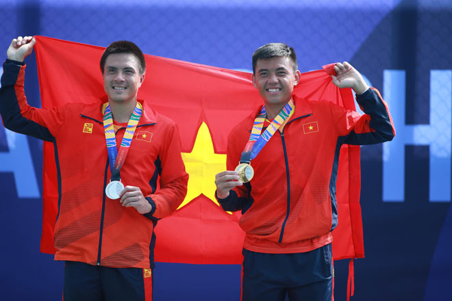 Daniel và Hoàng Nam trên bục trao huy chương