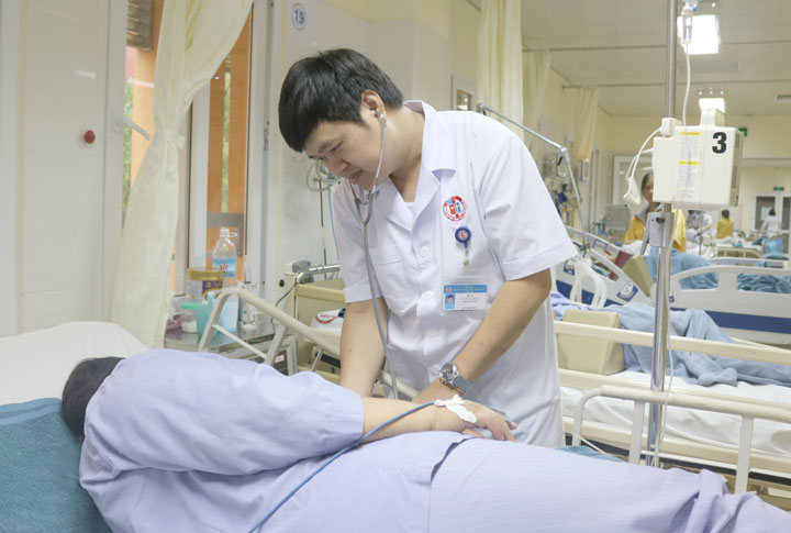 Gia đình cho biết trước nhập viện khoảng 20 phút, ông B. có ăn chừng 15 con nhộng tằm.