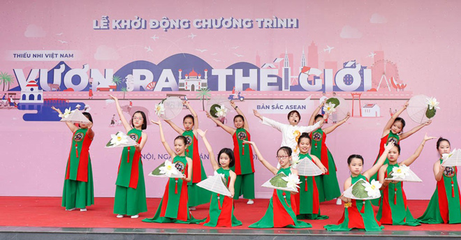 Lễ khởi động chương trình Vươn Ra Thế Giới với những màn trình diễn đặc sắc, đậm nét văn hóa dân tộc của các em thiếu nhi