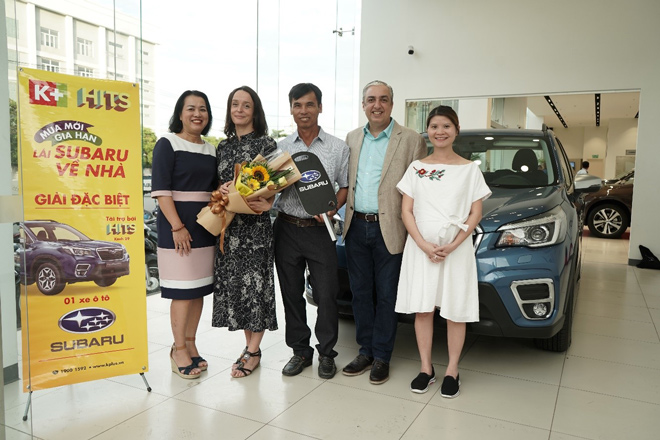 Anh Nguyễn Văn Chanh - khách hàng may mắn đã trúng giải Đặc biệt của chương trình là một chiếc xe Subaru (quà tặng hợp tác giữa K+ và HITS)