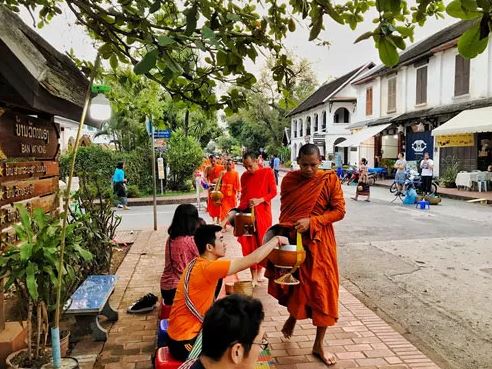 Các nhà sư đi khất thực đã trở thành một biểu tượng của cố đô Luang Prabang