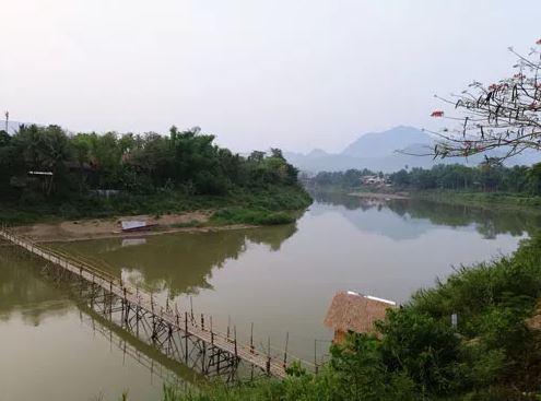 Cầu tre bắc qua sông Nậm Khan