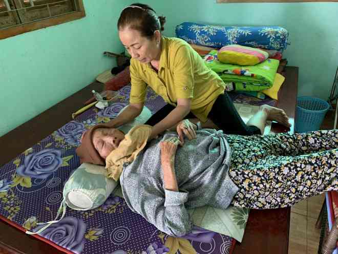 Bà Nguyễn Thị Loan (mẹ của Hồ Duy Hải) chăm sóc cho người mẹ đã già yếu