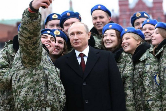 Tổng thống Nga và các quân nhân.