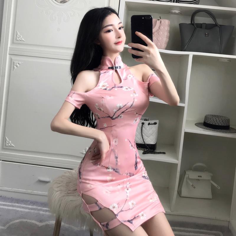Hình ảnh người mẫu diện sườn xám gợi cảm trên mạng. 
