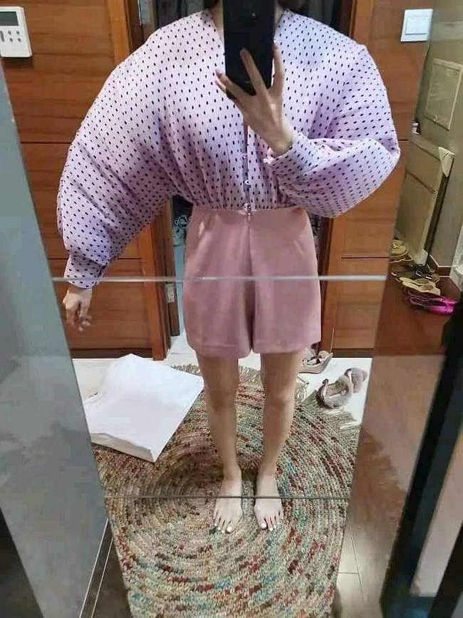 Còn đây cô gái khi mặc món đồ mình mua với giá không rẻ.