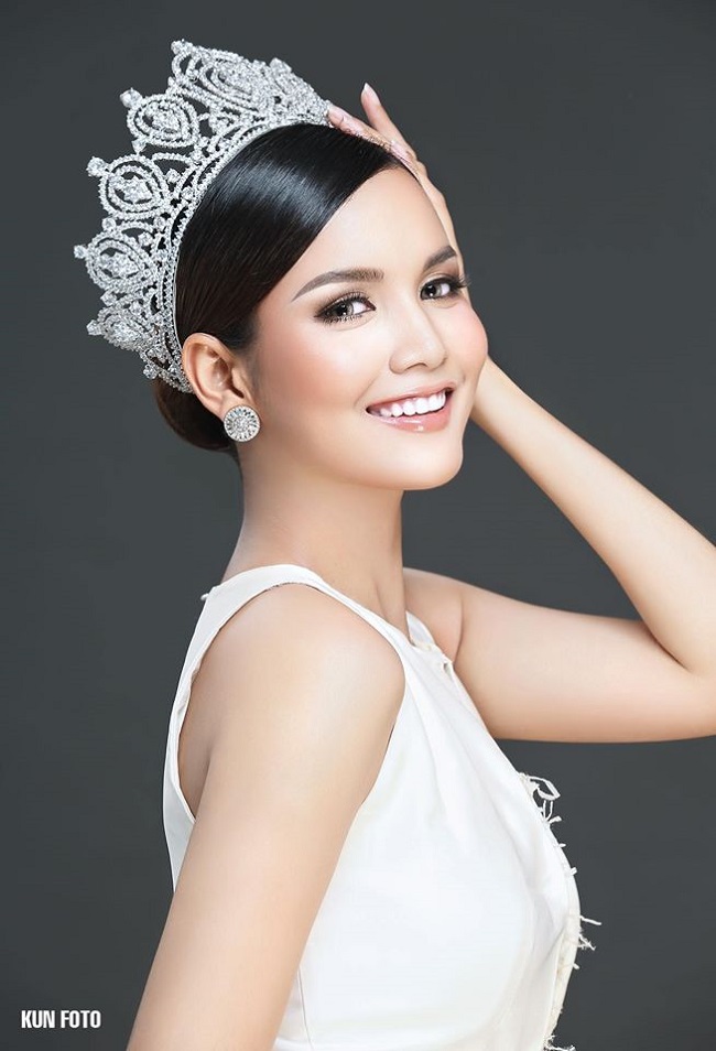 Khi tham dự Miss Universe 2018 tại Thái Lan, Rern Sinat và H'Hen Niê xuất hiện trên nhiều trang báo quốc tế vì scandal bị Hoa hậu Mỹ chê nói tiếng anh dở tệ. 
