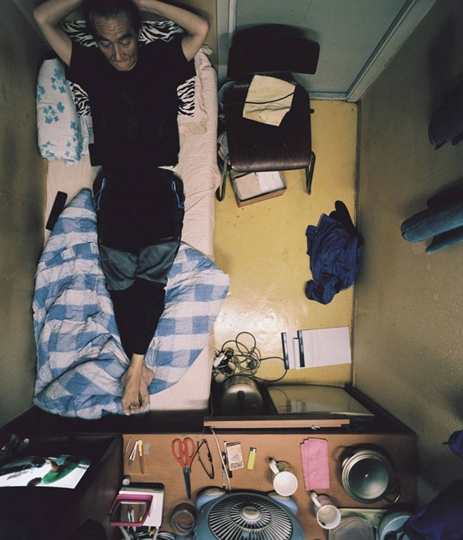 Nhiếp ảnh gia Kim Kyu - dong, 29 tuổi không có lựa chọn nào khác là thuê các căn phòng ở có tên goshitel hay goshiwon. Anh sinh ra ở Gangwon và chuyển lên Seoul (Hàn Quốc) để kiếm việc làm. Vì không có đủ tiền thuê căn hộ khép kín, anh đã ở 3 năm trong các căn phòng goshitel khác nhau