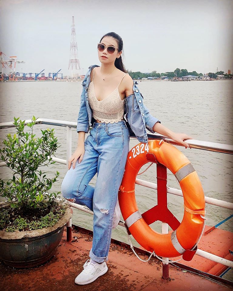 Khi được hỏi phản ứng của ông xã khi
xem cảnh tình tứ của mình, nữ diễn viên cho hay: "Anh ủng hộ tôi
khi nhận vai phản diện này. Tôi chỉ thấy anh cười khi xem cảnh phim
đó".