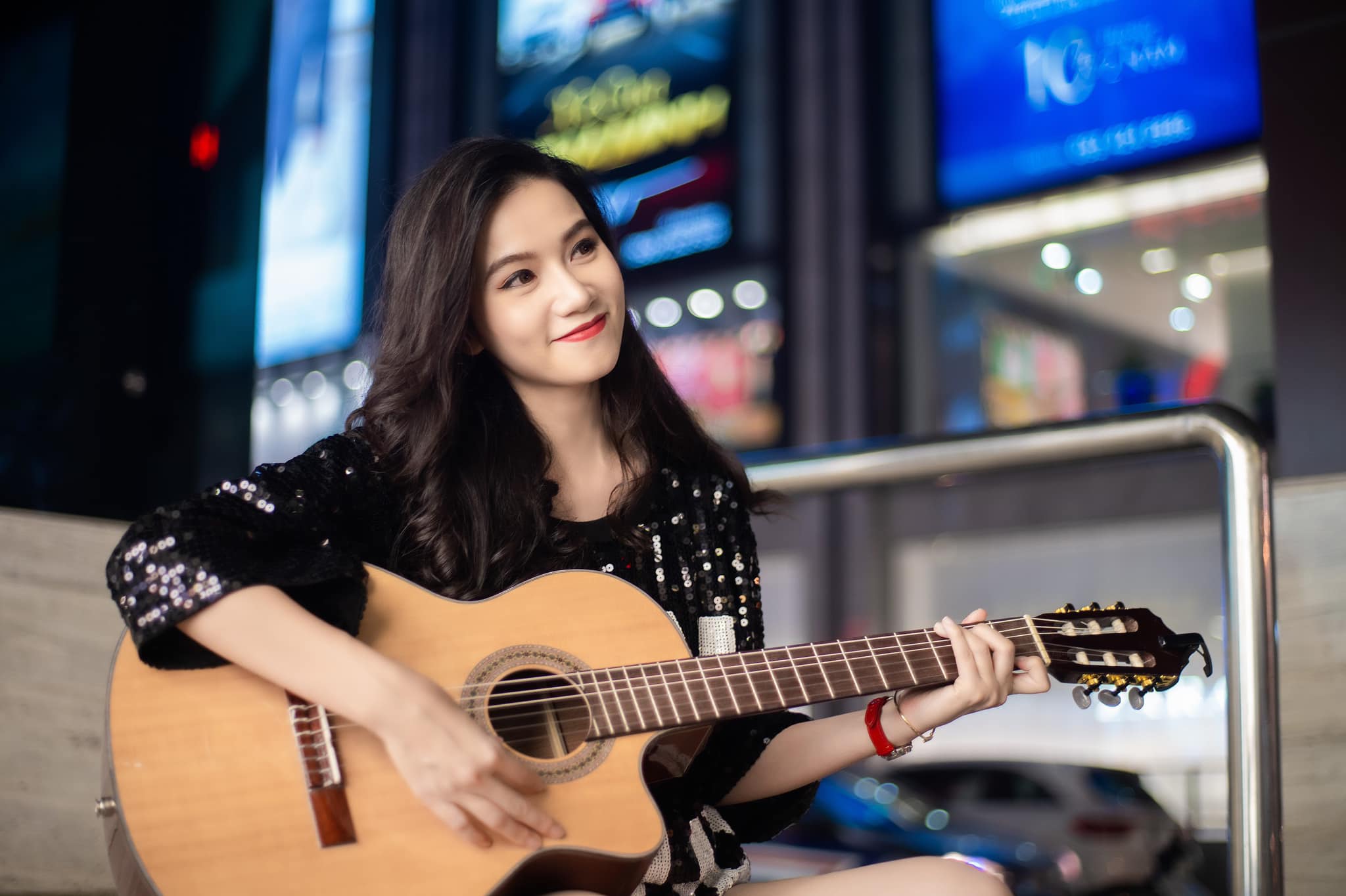 "Còn Ngân thì từng ngoại tình, giờ
muốn níu kéo lại tình cũ, lại suốt ngày khóc lóc, lấy sự đau khổ,
hối lỗi, sự trơ trẽn, vô duyên đến không còn liêm sỉ, tự trọng. Tôi
thấy tội nghiệp cho nhân vật của mình", Lương Giang nói.