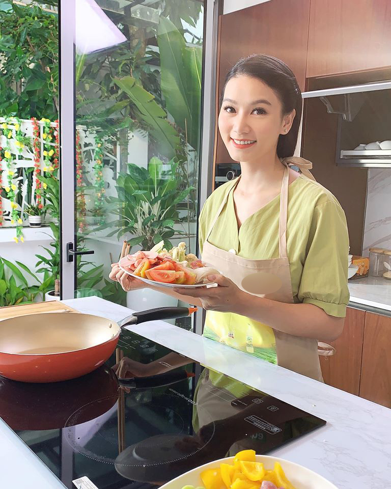 Cô sẵn sàng tạm dừng tất cả công việc
ngoài xã hội để trở về nhà làm một người vợ, người mẹ chu đáo.