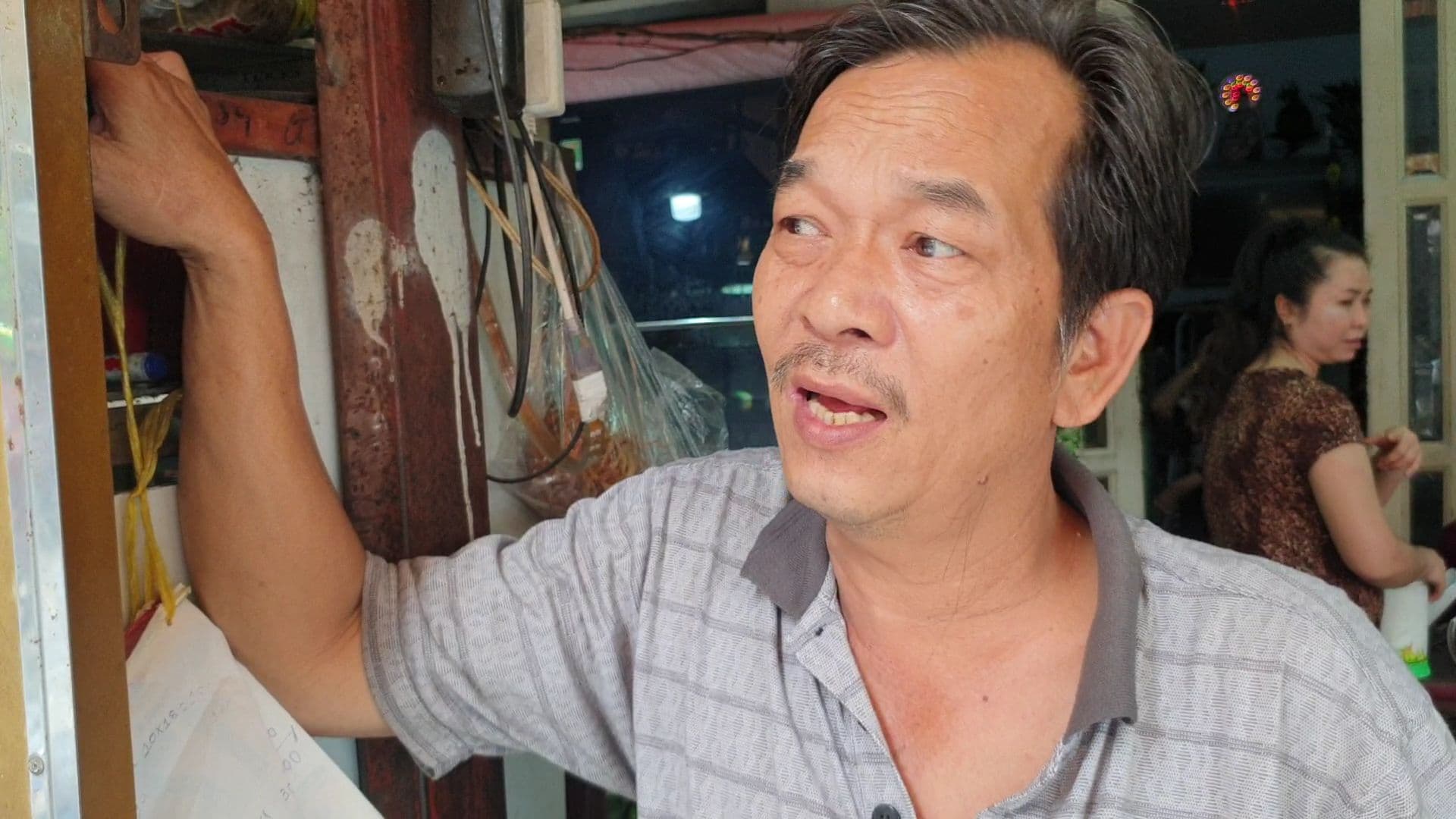Anh Nguyễn Đình Toàn cho biết anh cùng nhiều người cố gắng dập lửa nhưng bất thành