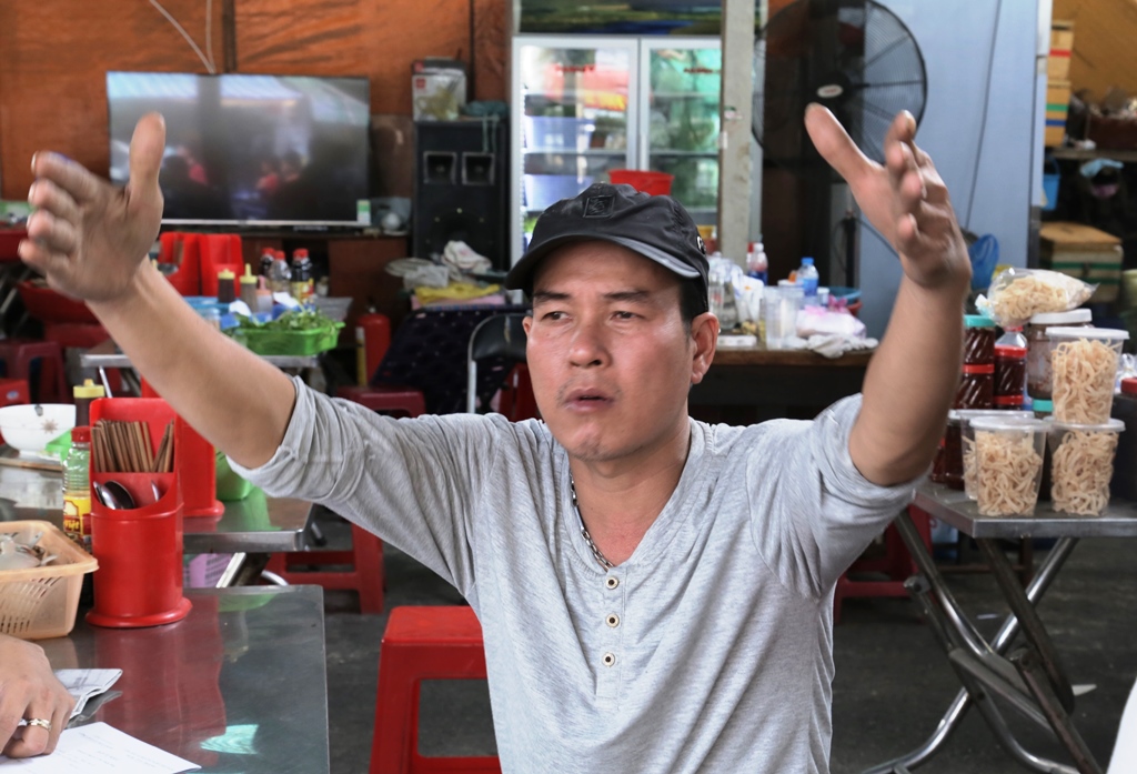 Thanh niên đối diện căn nhà cháy, một trong những người phát hiện đám cháy sớm nhưng bất lực không thể cứu được 3 nạn nhân