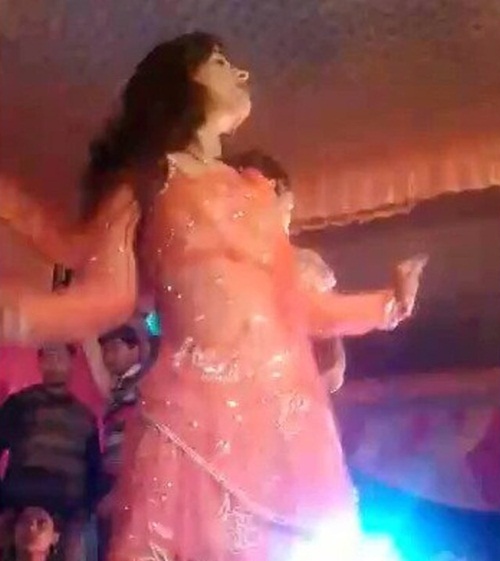 Đang biểu diễn trong đám cưới, nữ vũ công xinh đẹp bị bắn gục trên sân khấu - 1