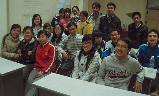 Tân Giáo sư Sĩ Đức Quang và giây phút bên học trò. 