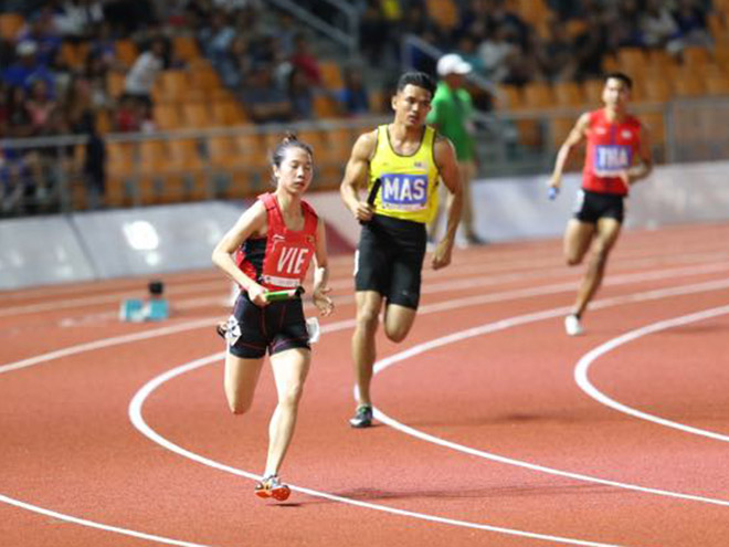 Nữ VĐV Nguyễn Thị Hằng trên đường chạy điền kinh tại SEA Games 30 khi tranh tài với các nam VĐV đối thủ