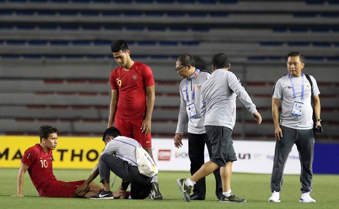 U22 Indonesia vào chung kết: Lo lắng &#34;Messi xứ Vạn đảo&#34; nằm cáng rời sân - 9