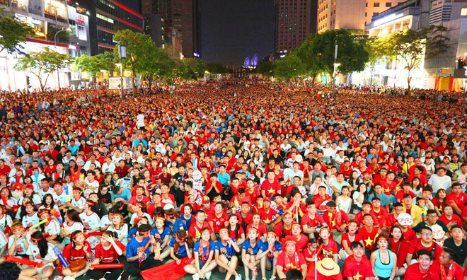 Với ý nghĩa quan trọng của trận đấu này, hàng ngàn người hâm mộ đã tập trung về phố đi bộ Nguyễn Huệ để cổ vũ cho đội nhà thông qua màn hình LED khổng lồ ở khu vực Tiger.