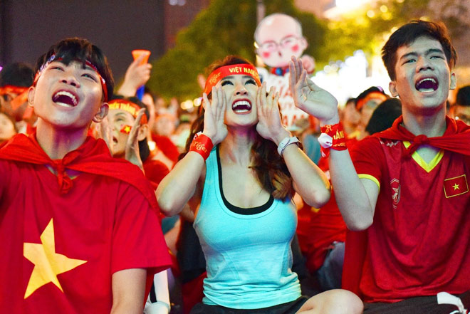 DJ xinh đẹp Oxy sau màn chơi nhạc ấn tượng đã hòa vào khu vực người hâm mộ, trở thành một trong những CĐV cuồng nhiệt nhất trận.