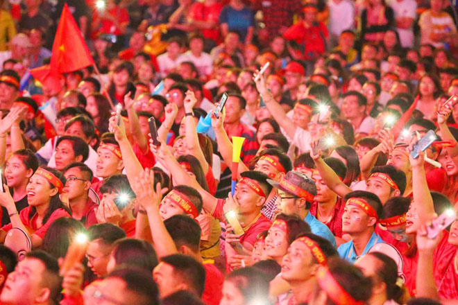 Bộ đôi Tiến Linh - Đức Chinh có pha phối hợp ăn ý, mở tỉ số trận đấu làm người hâm mộ sướng không thể tả.