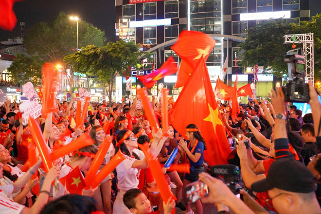 Không khí ở phố đi bộ Nguyễn Huệ với tiếng kèn, trống náo nhiệt không thua gì trên sân đấu trực tiếp.