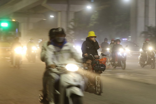 Bụi mù tứ tung khiến ai qua đây đều phải bịt mũi, che mặt.