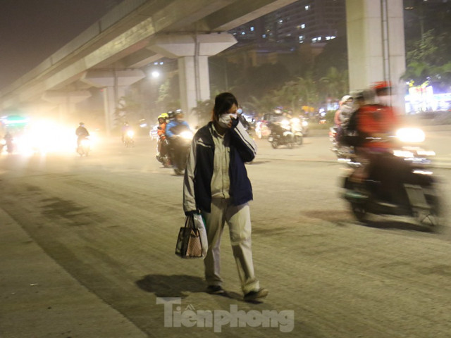 Tin tức trong ngày - Khổ sở bịt mũi, che mồm vượt 'sa mạc' ở Hà Nội