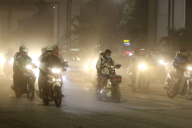 Một cư dân cho biết: "Công nhân làm đường ở đây hai ba ngày nay, nhưng không phun nước. Hệ quả là đoạn đường này như "sa mạc", toàn bụi là bụi".