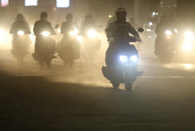 Khẩu trang, đồ bảo hộ để vượt "sa mạc"