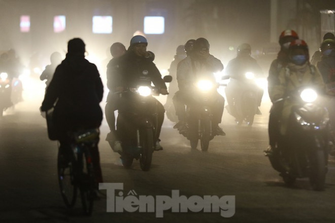 Khổ sở bịt mũi, che mồm vượt 'sa mạc' ở Hà Nội - 6