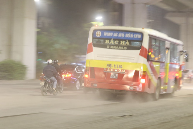 Mỗi khi có phương tiện chạy qua là bụi bay mù mịt. Những người đi xe máy đằng sau hầu như không thấy gì.