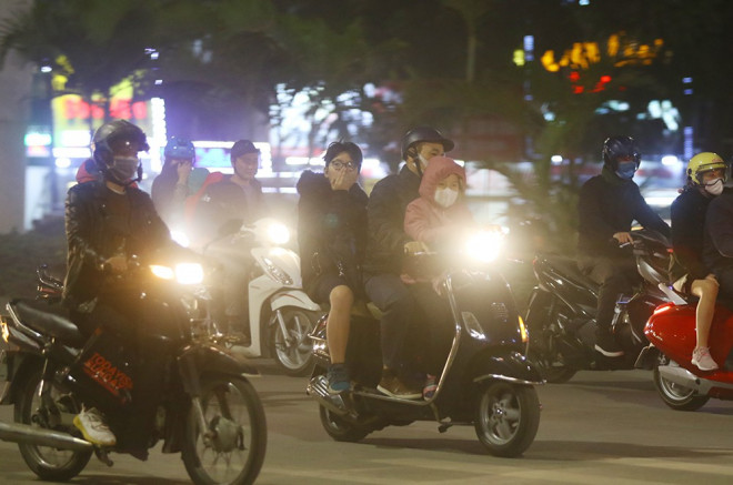 Khổ sở bịt mũi, che mồm vượt 'sa mạc' ở Hà Nội - 10